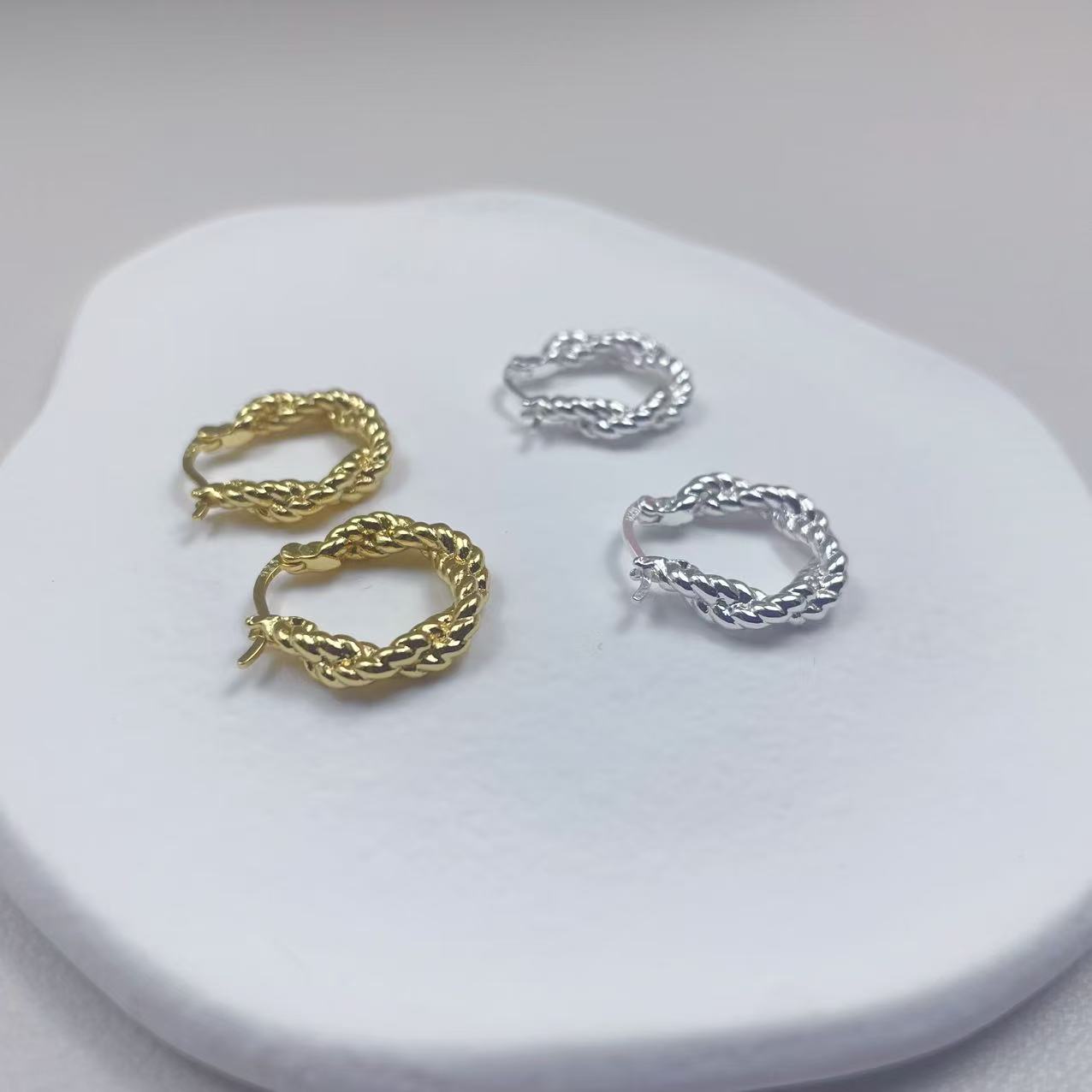 Twisted Simple Design Earring Plated With 18K Gold