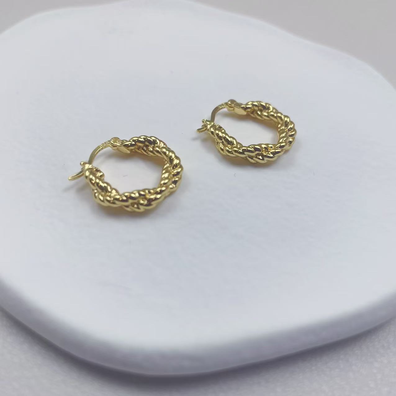 Twisted Simple Design Earring Plated With 18K Gold