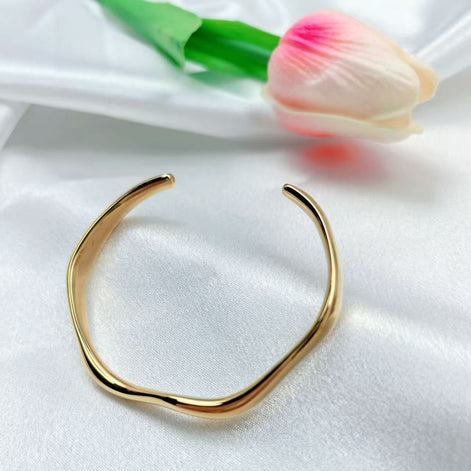 Irregular Wavy Open Design Bracelet