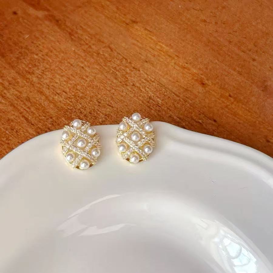 Hollow Circular Design Pearl Earring