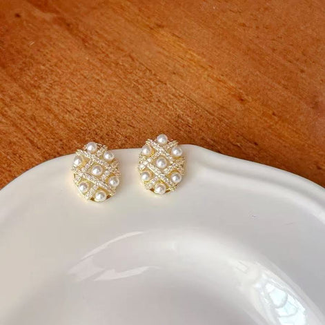 Hollow Circular Design Pearl Earring