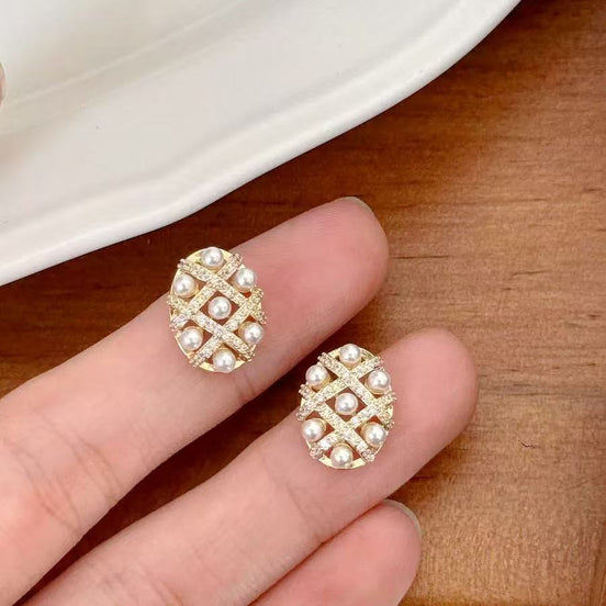 Hollow Circular Design Pearl Earring