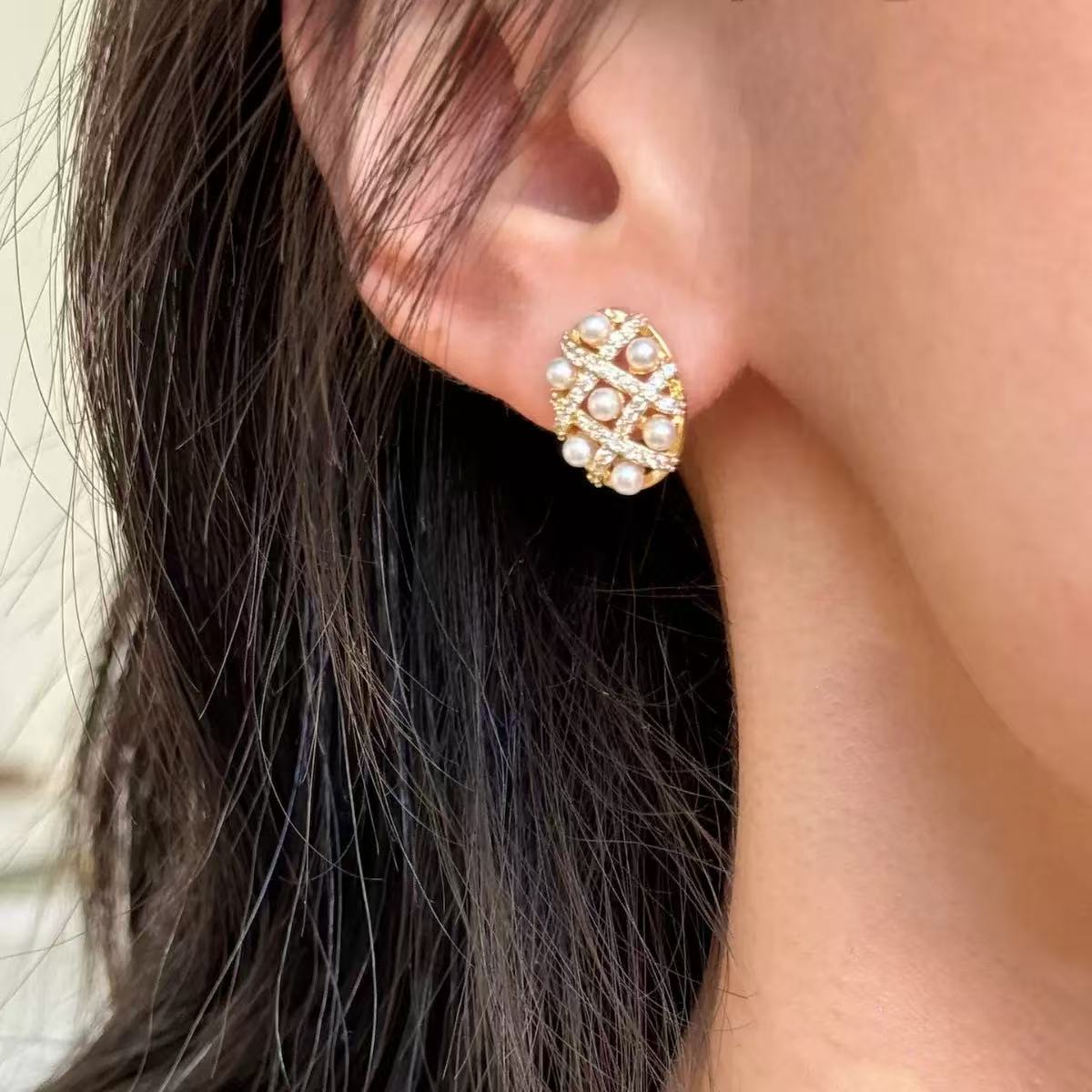 Hollow Circular Design Pearl Earring