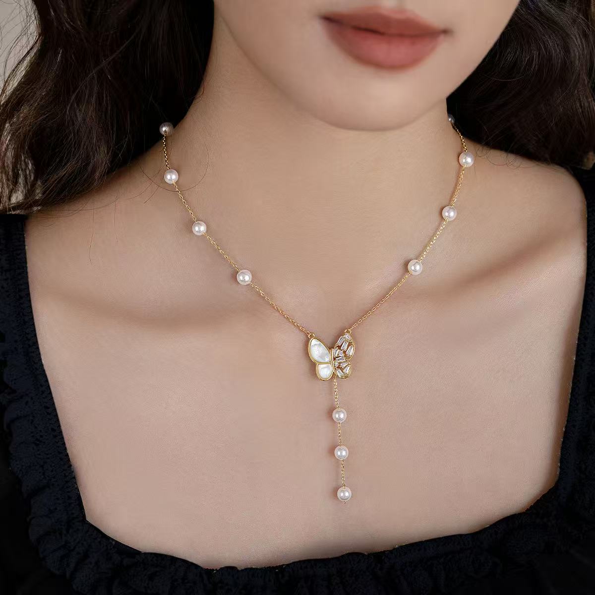 Butterfly Pendant Design Natural Freshwater Pearl Necklace