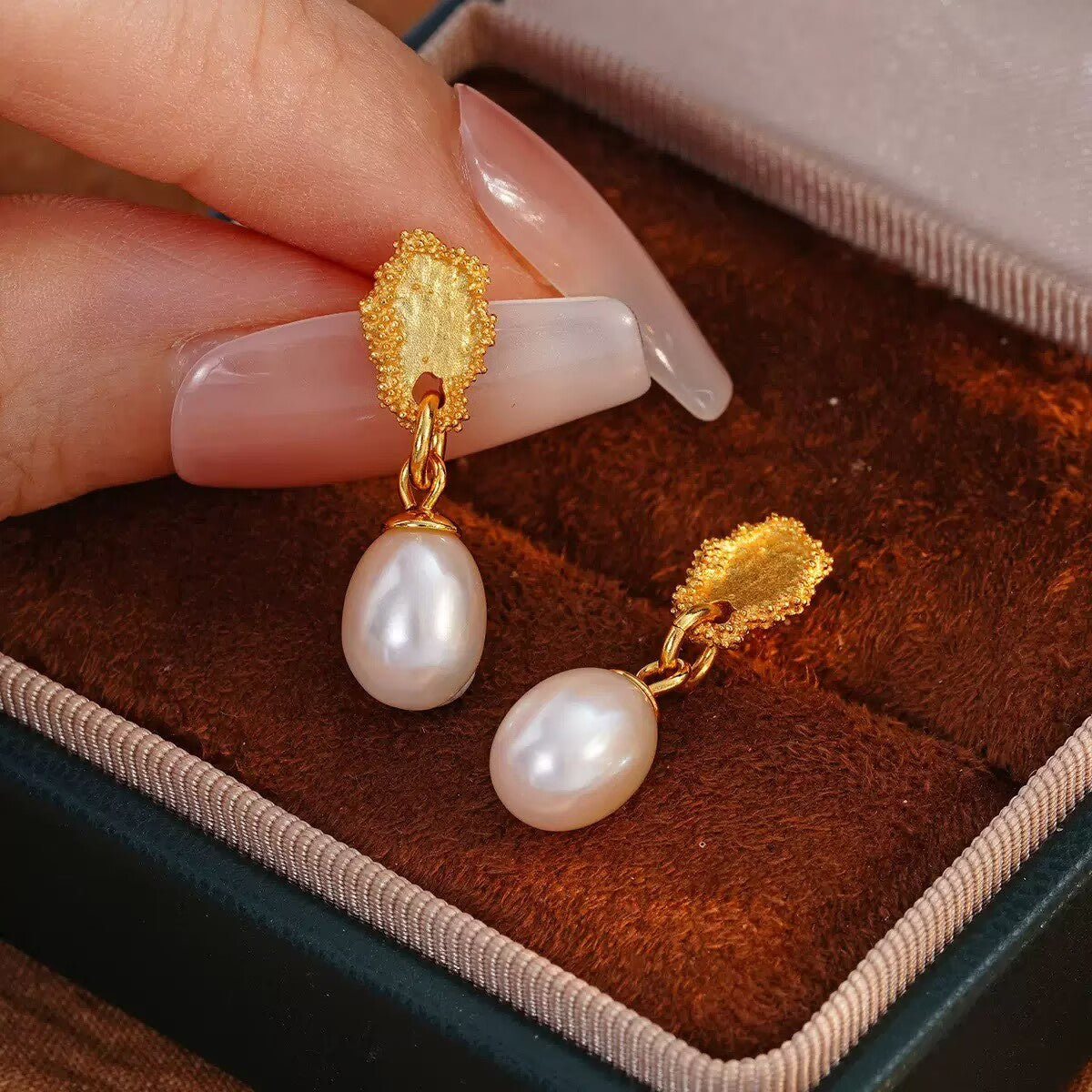Lustrous Pearl Verse Earring